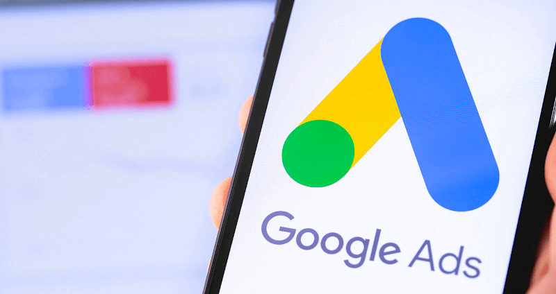 Immagine grafica dello schermo di uno smartphone che mostra il logo di Google Ads su uno sfondo bianco.